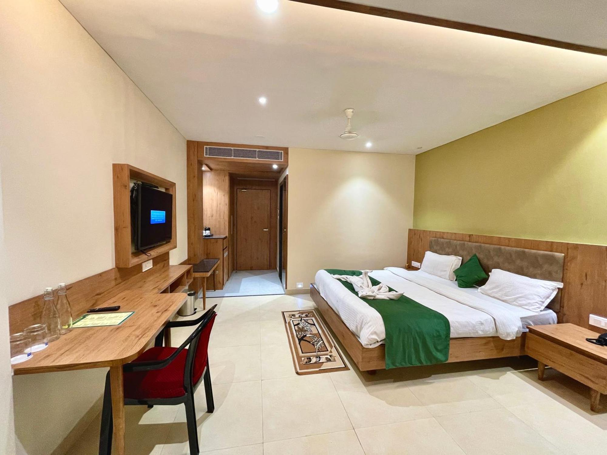 Swimming Pool Near Sea Rb, Puri, Fully Air Conditioned And Breakfast, Wifi & Restaurant And Parking - The Luxuary In 4* Puri