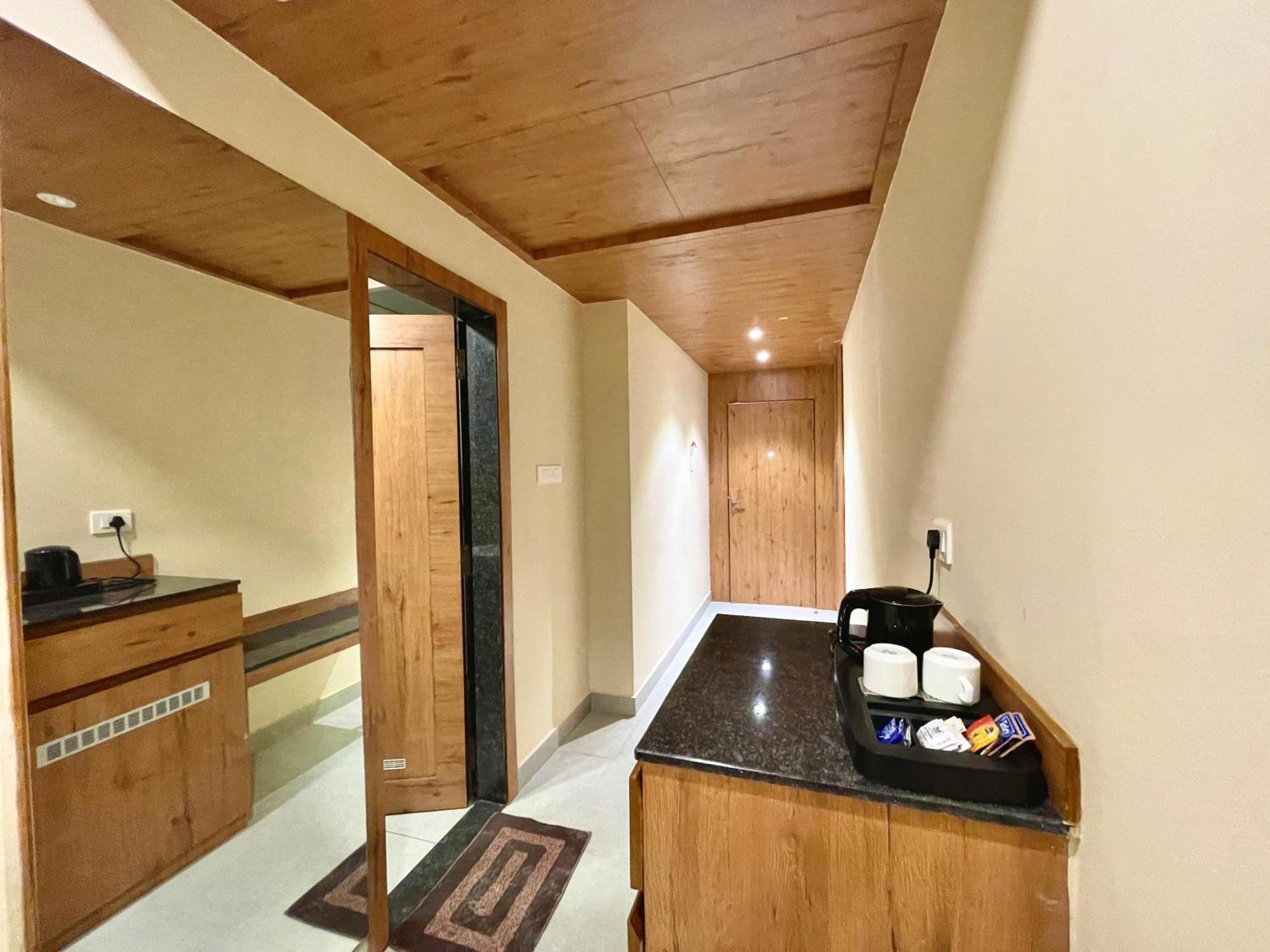 Swimming Pool Near Sea Rb, Puri, Fully Air Conditioned And Breakfast, Wifi & Restaurant And Parking - The Luxuary In Hotel
