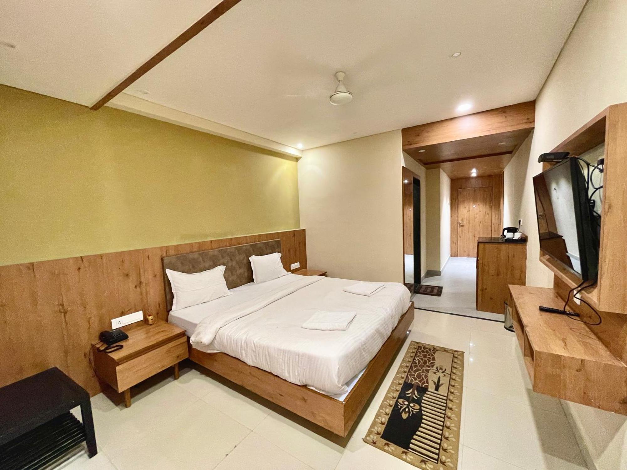 Swimming Pool Near Sea Rb, Puri, Fully Air Conditioned And Breakfast, Wifi & Restaurant And Parking - The Luxuary In Puri